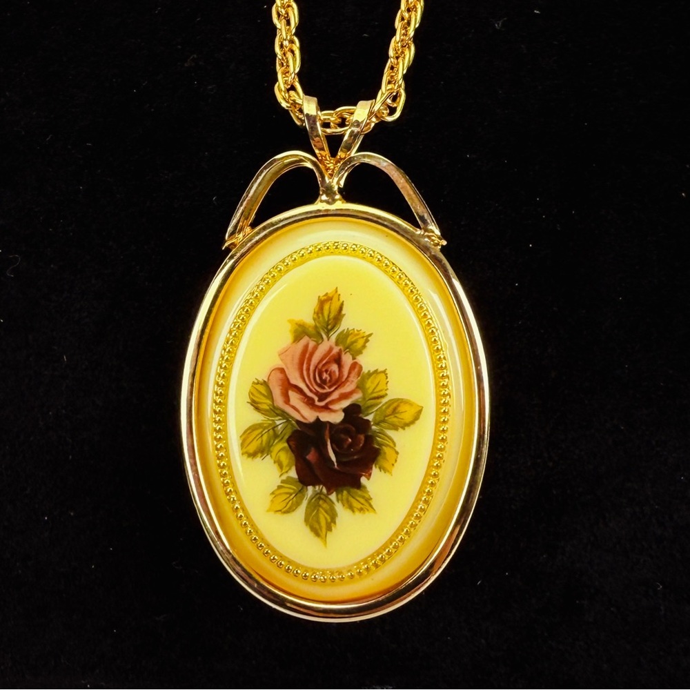 Gorgeous, goldtone, flower print large pendant necklace
